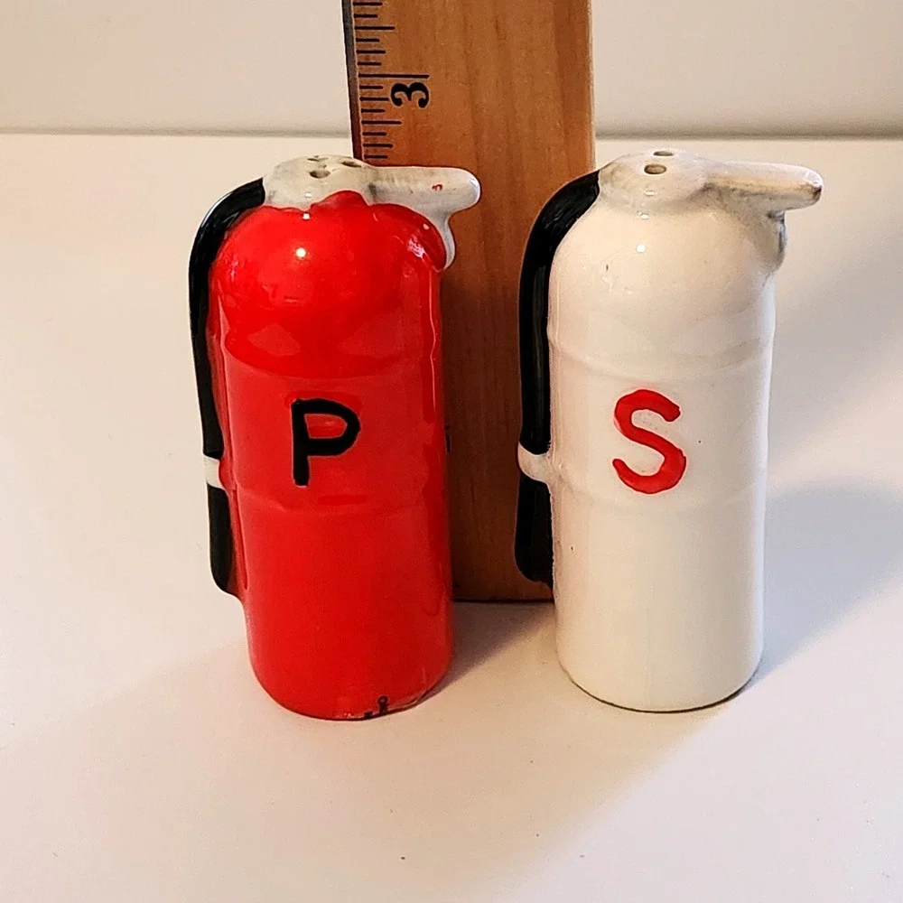 Vintage 1992 Enesco Fire Extinguisher Salt and Pepper Shakers - Picture 6 of 8